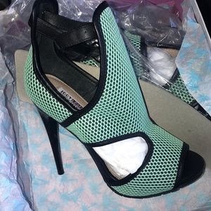 NWOT IGGY STEVE MADDEN PLATFORMS. PROCE FIRM!